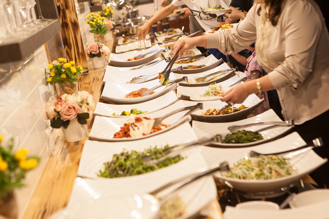 Jak catering świąteczny w Warszawie zmienia oblicze świąt?