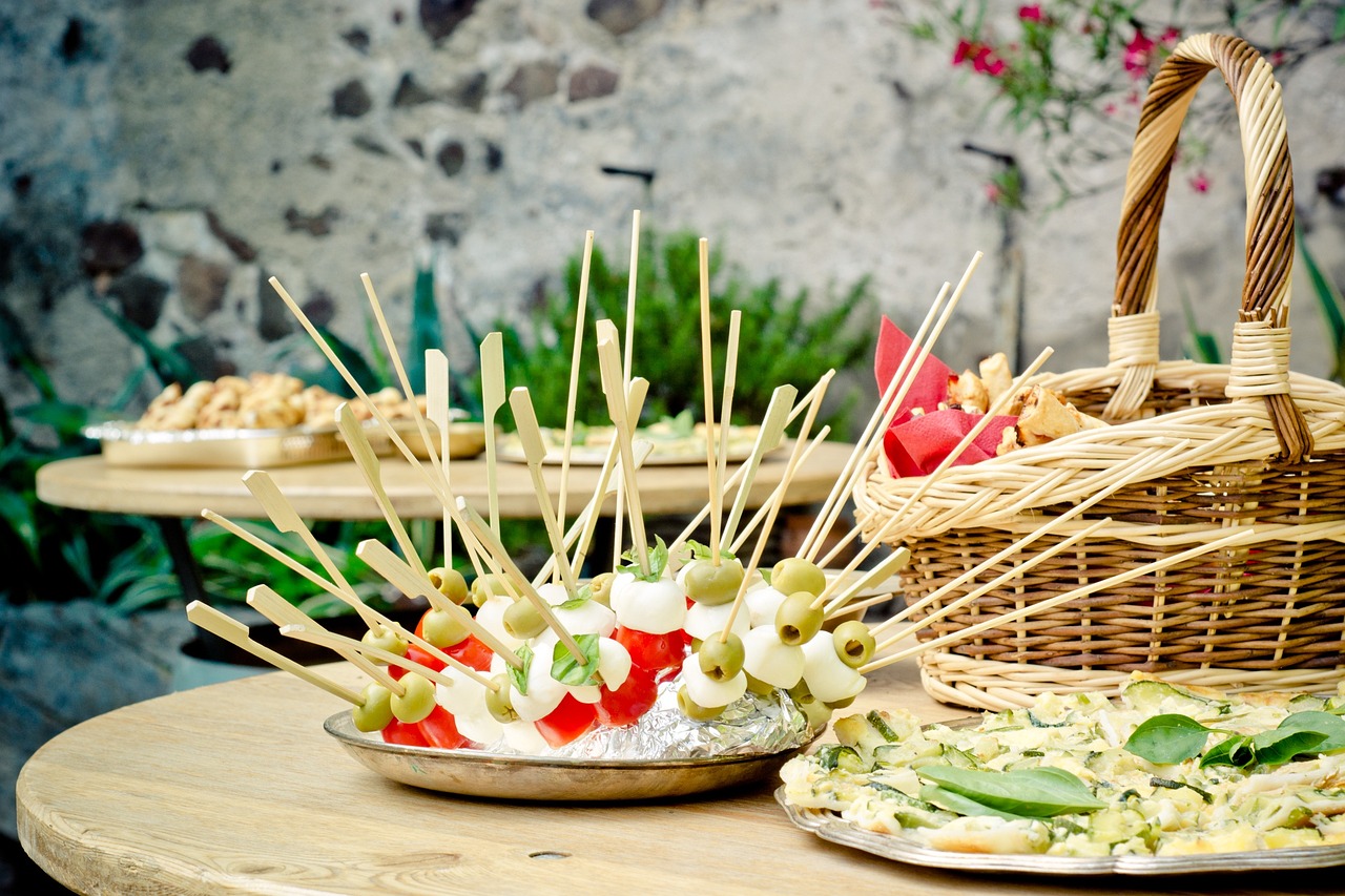 Catering garden party - jak zorganizować niezapomniane przyjęcie w ogrodzie